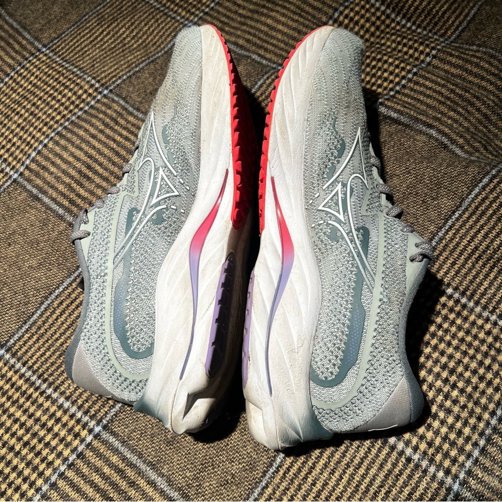 Women’s Mizuno Wave Rider running shoe 10D - Picture 3 of 5